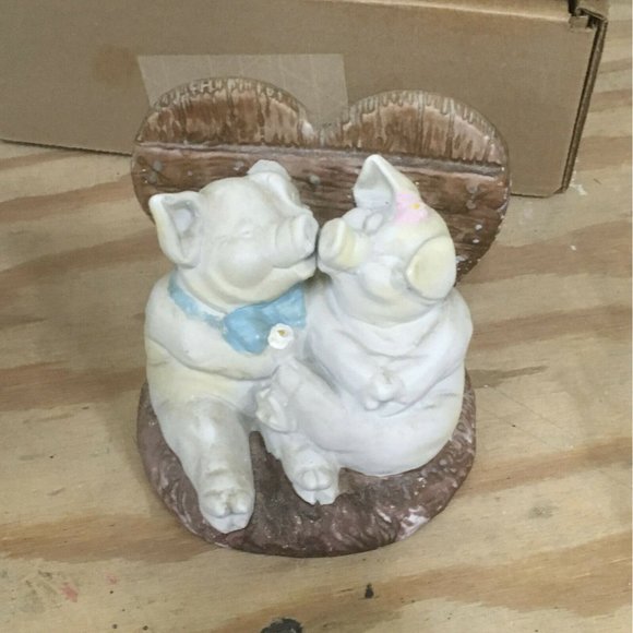 Kissing Pigs Figurine - Sitting on Heart w blue bow and pink bow - Picture 4 of 4